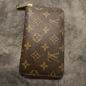 LOUIS VUITTON
Monogram Canvas Zippy Compact Wallet